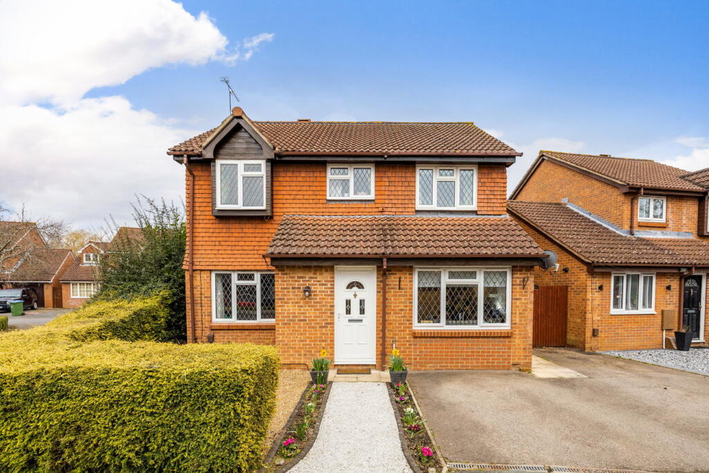 4 bed Detached for rent in Walton-on-Thames. From Martin Flashman & Co. - Walton-on-Thames