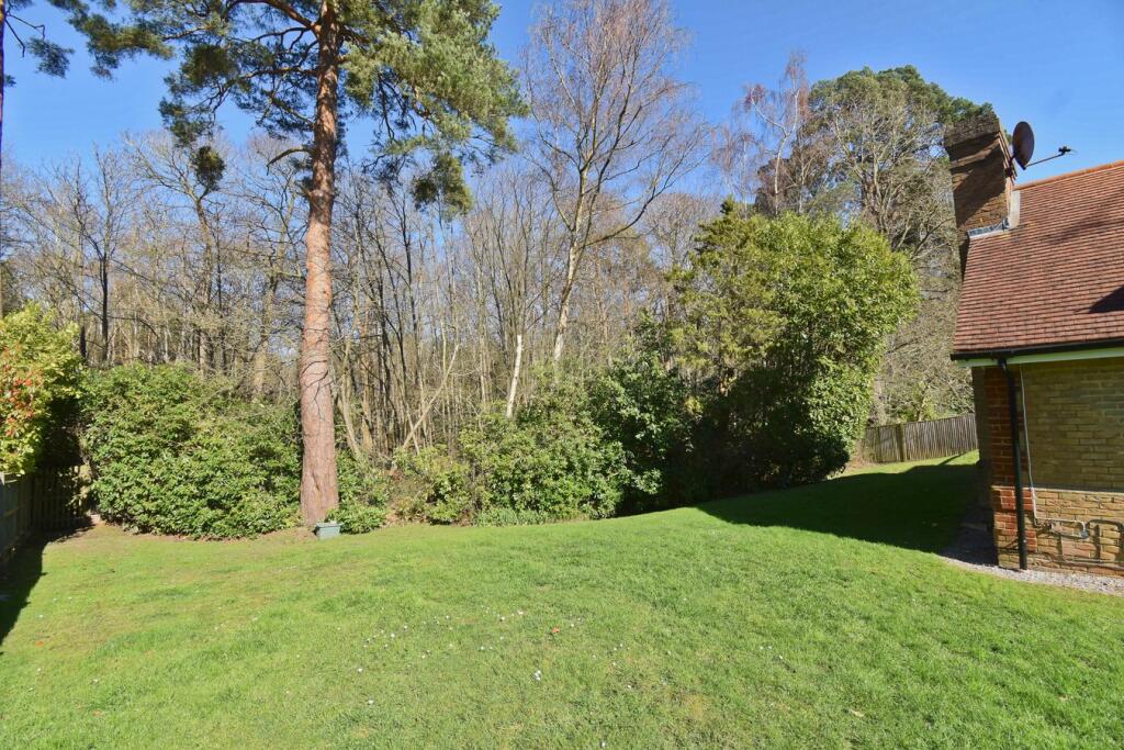 5 bed Detached for rent in Stoke D'Abernon. From Martin Flashman & Co. - Walton-on-Thames