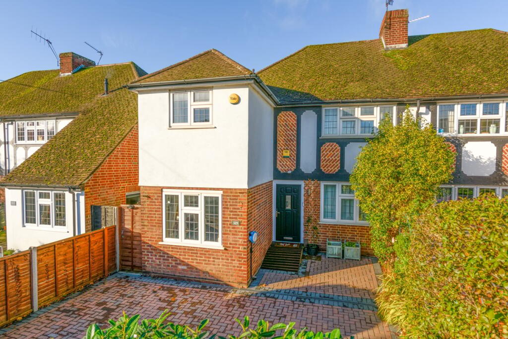 4 bed Semi Detached for rent in Walton-on-Thames. From Martin Flashman & Co. - Walton-on-Thames