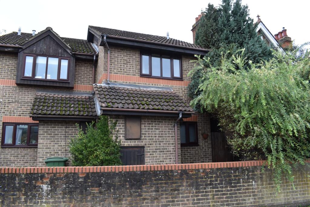 2 bed End of Terrace for rent in Walton-on-Thames. From Martin Flashman & Co. - Walton-on-Thames