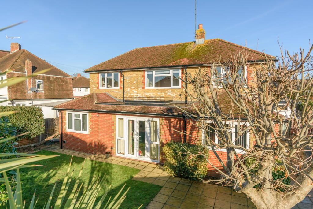 4 bed Detached for rent in Walton-on-Thames. From Martin Flashman & Co. - Walton-on-Thames