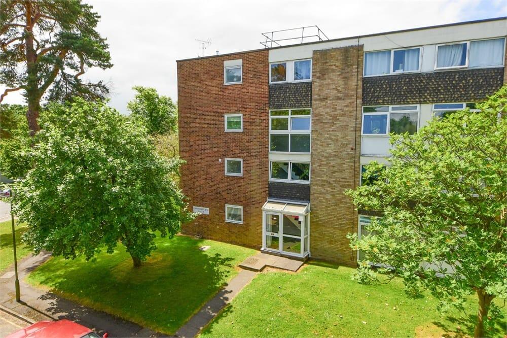 3 bed Apartment for rent in Walton-on-Thames. From Martin Flashman & Co. - Walton-on-Thames