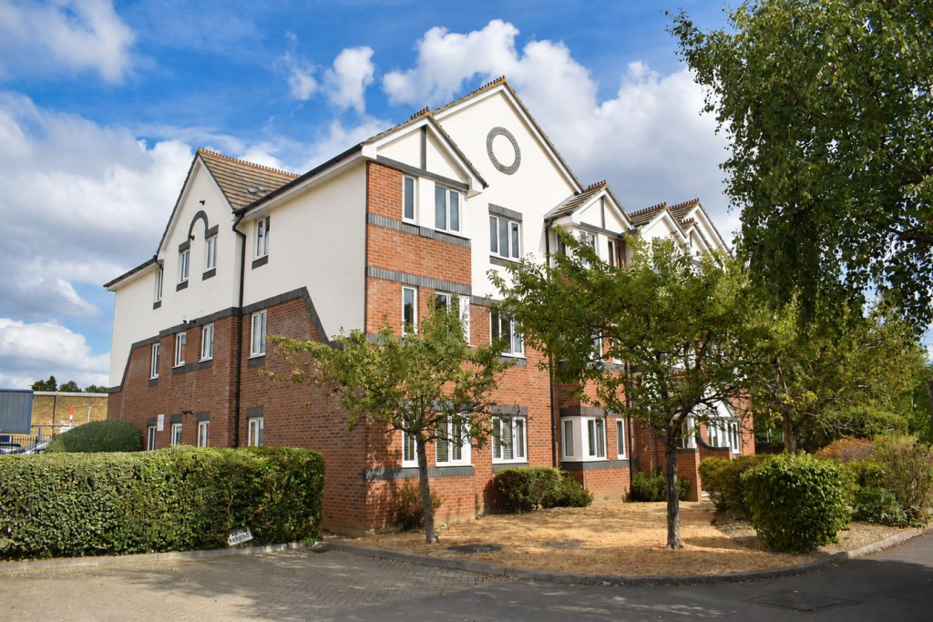 2 bed Apartment for rent in Walton-on-Thames. From Martin Flashman & Co. - Walton-on-Thames