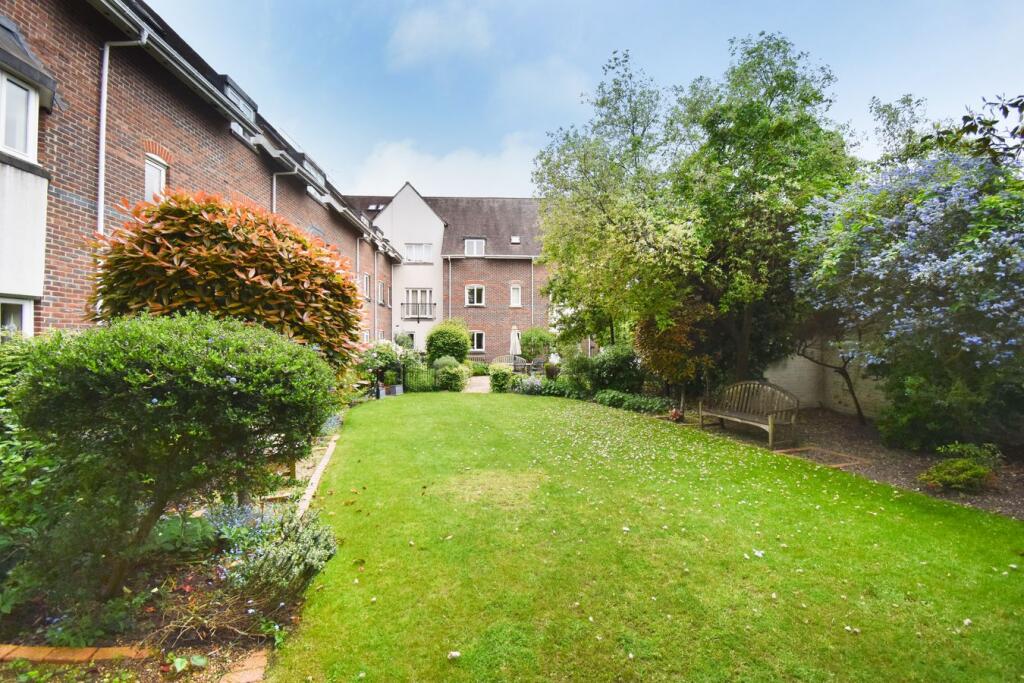 2 bed House (unspecified) for rent in Walton-on-Thames. From Martin Flashman & Co. - Walton-on-Thames