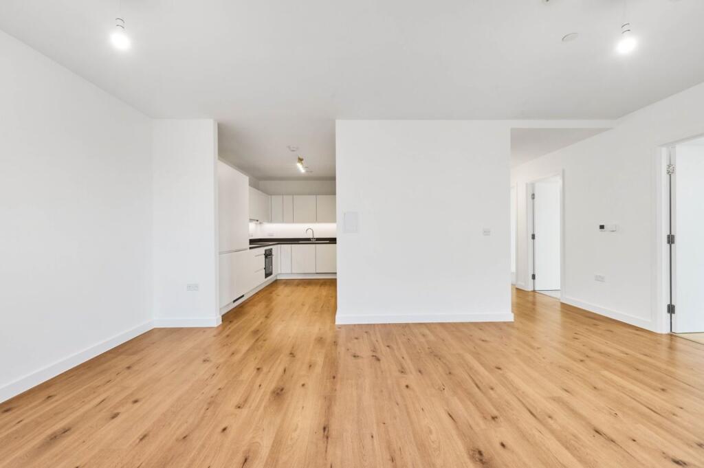 3 bed 1st Floor Flat for rent in Dagenham. From Kinleigh Folkard & Hayward - Sales - Blackheath