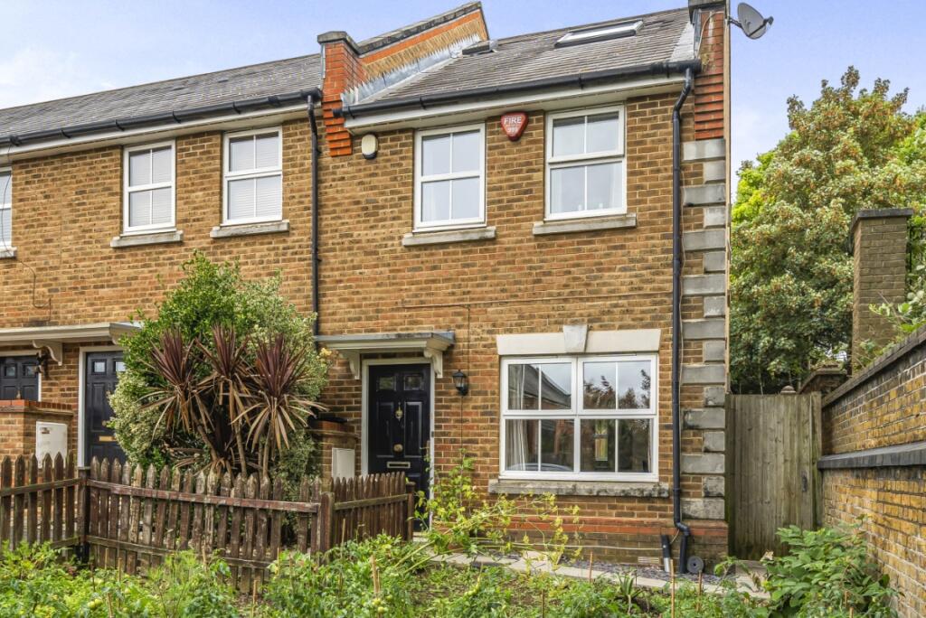 3 bed Detached for rent in Woolwich. From Kinleigh Folkard & Hayward - Sales - Blackheath 3 bed Detached for rent in Woolwich. From Kinleigh Folkard & Hayward - Sales - Blackheath