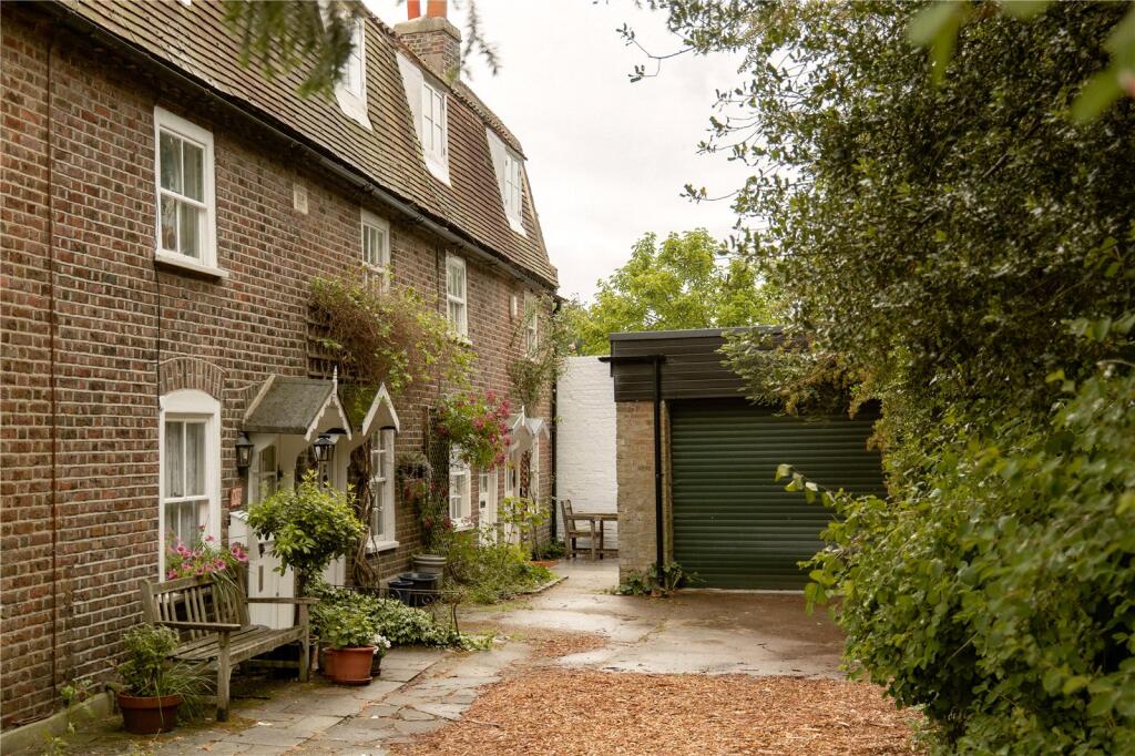 2 bed Mid Terraced House for rent in Wimbledon. From Russell Simpson 2 bed Mid Terraced House for rent in Wimbledon. From Russell Simpson