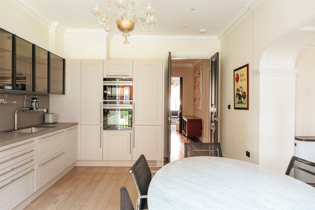 3 bed Apartment for rent in Chelsea. From Russell Simpson
