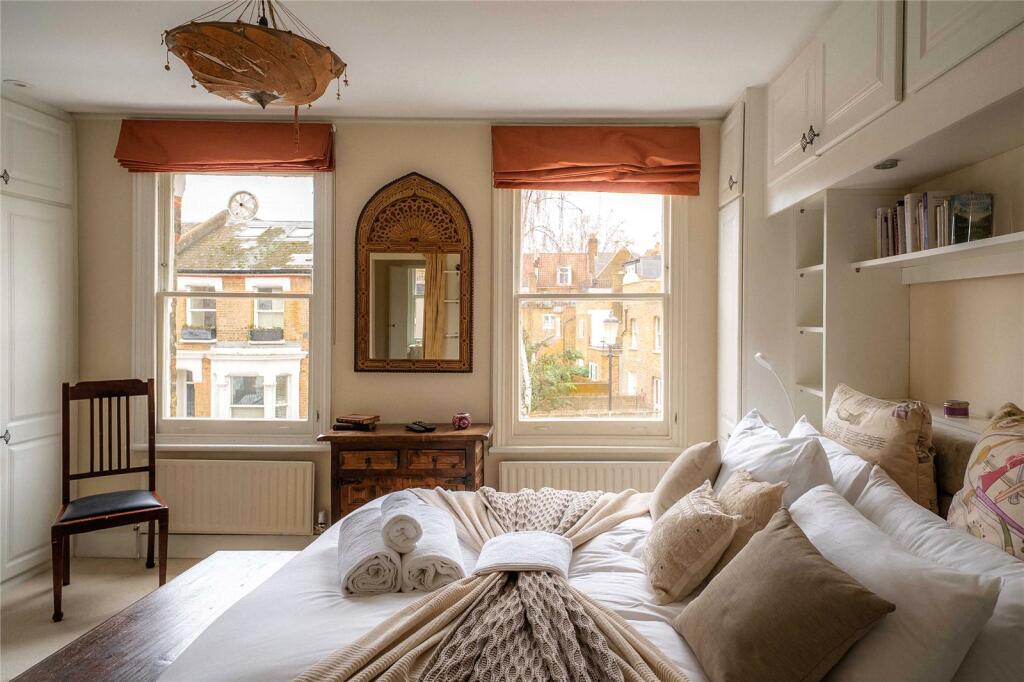 3 bed Mid Terraced House for rent in Chelsea. From Russell Simpson