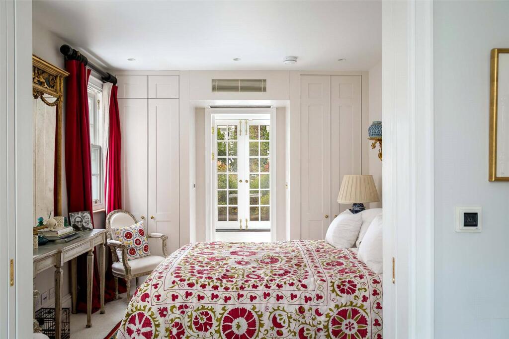 3 bed End of Terrace for rent in Chelsea. From Russell Simpson