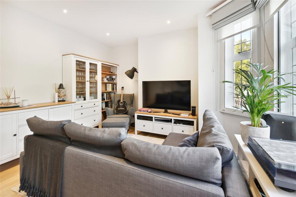 3 bed Apartment for rent in Chelsea. From Russell Simpson