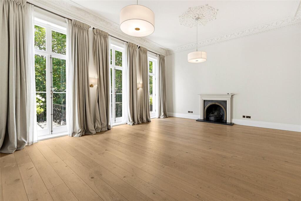 3 bed Apartment for rent in Chelsea. From Russell Simpson