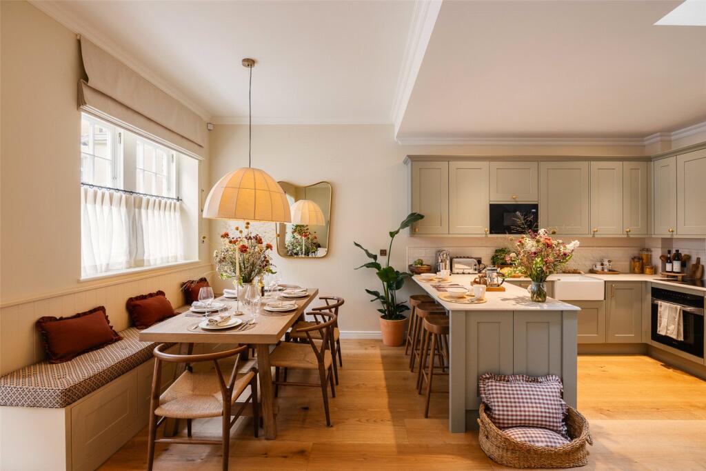 2 bed Mews for rent in Chelsea. From Russell Simpson