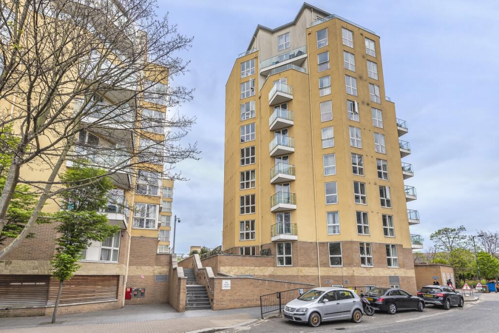 3 bed Flat for rent in Bermondsey. From Kinleigh Folkard & Hayward