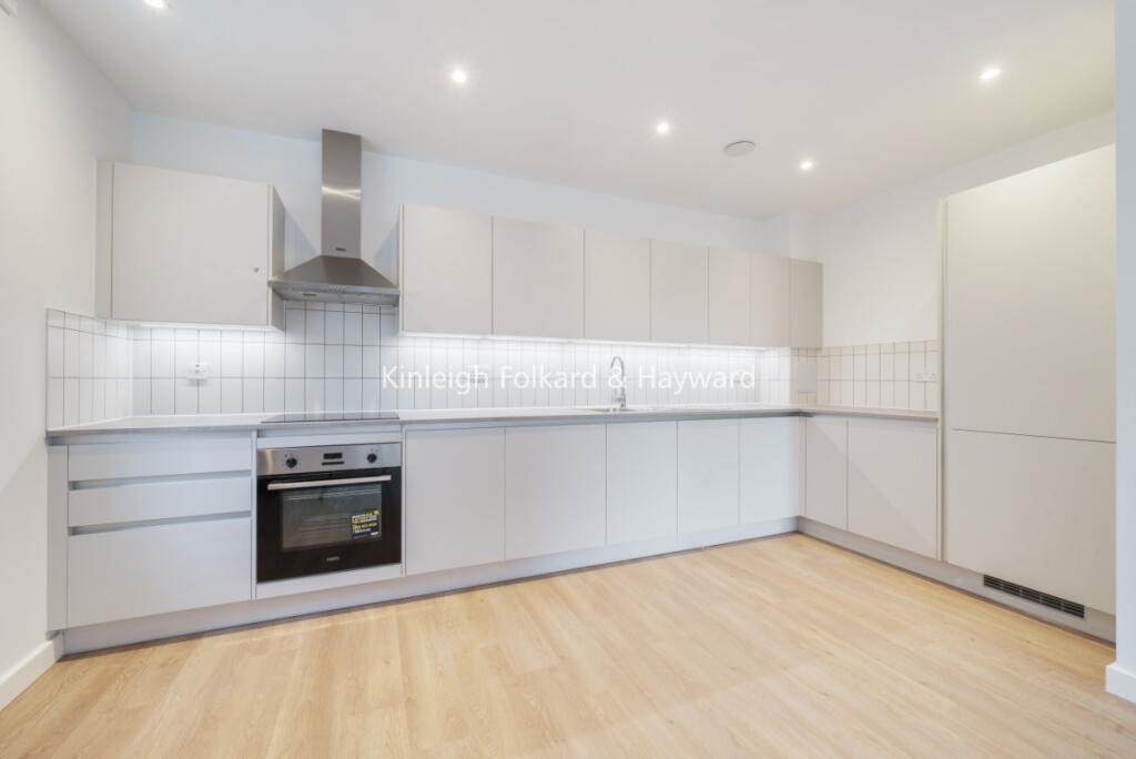 3 bed 1st Floor Flat for rent in Barking. From Kinleigh Folkard & Hayward - Sales - Canada Water