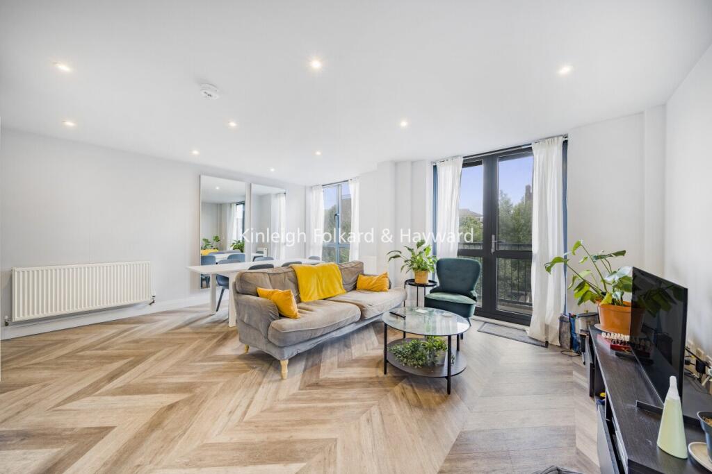 3 bed 1st Floor Flat for rent in Bermondsey. From Kinleigh Folkard & Hayward - Sales - Canada Water