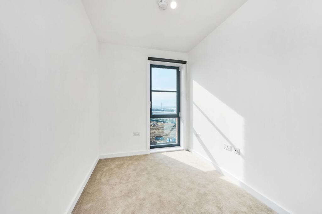 3 bed 1st Floor Flat for rent in Dagenham. From Kinleigh Folkard & Hayward - Sales - Canada Water