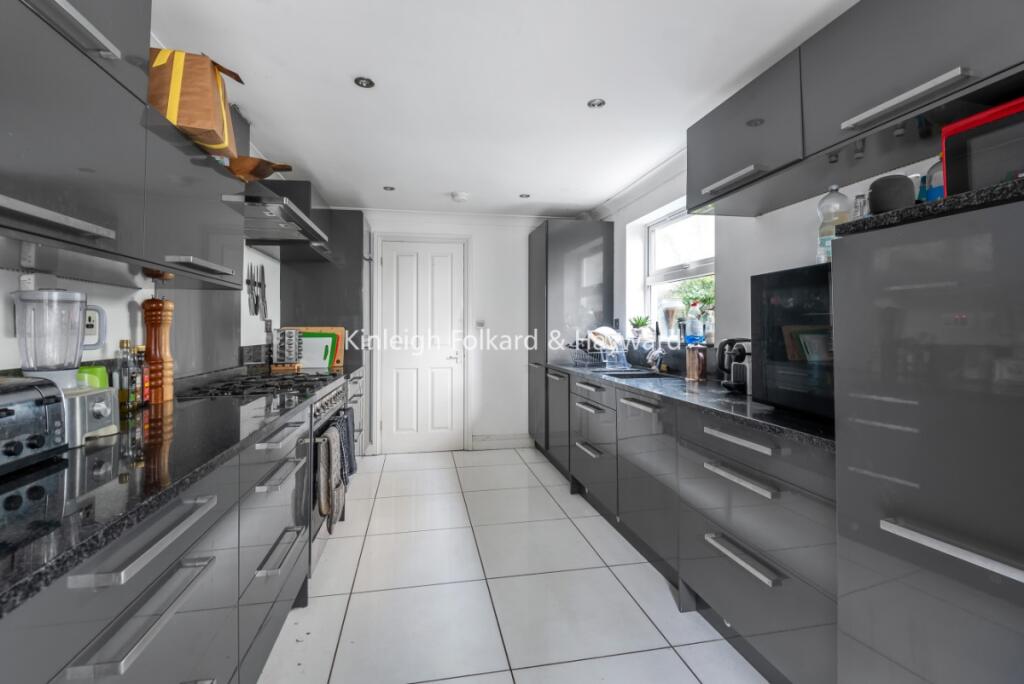 3 bed 1st Floor Flat for rent in Bermondsey. From Kinleigh Folkard & Hayward - Sales - Canada Water