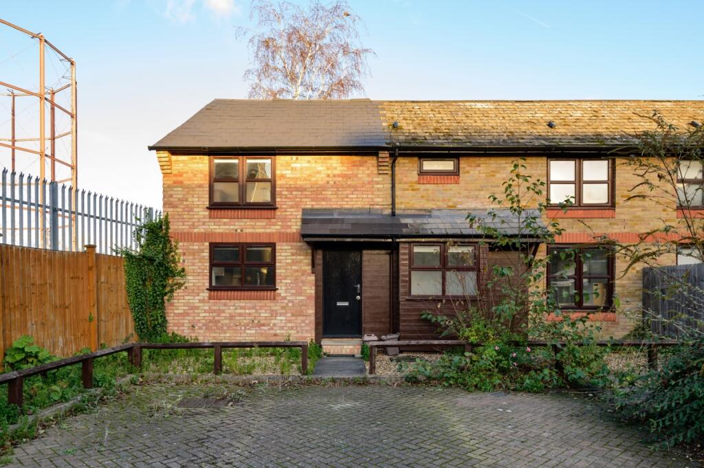 3 bed End of Terrace for rent in Bermondsey. From Kinleigh Folkard & Hayward - Sales - Canada Water