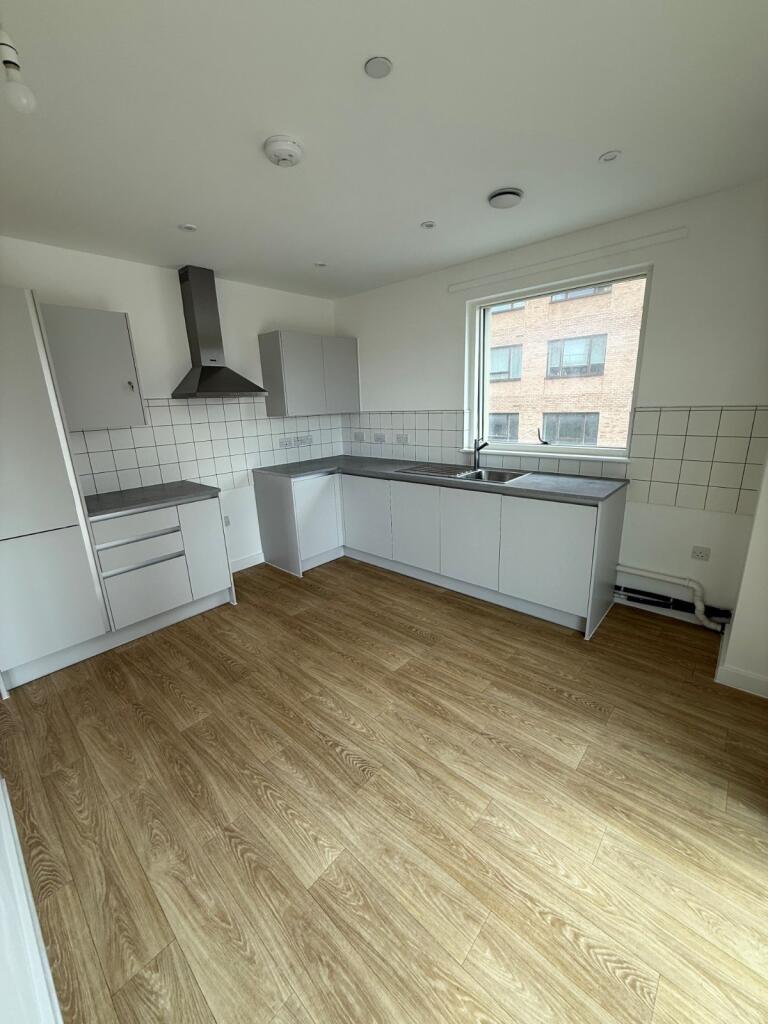 3 bed 1st Floor Flat for rent in Barking. From Kinleigh Folkard & Hayward - Sales - Canada Water