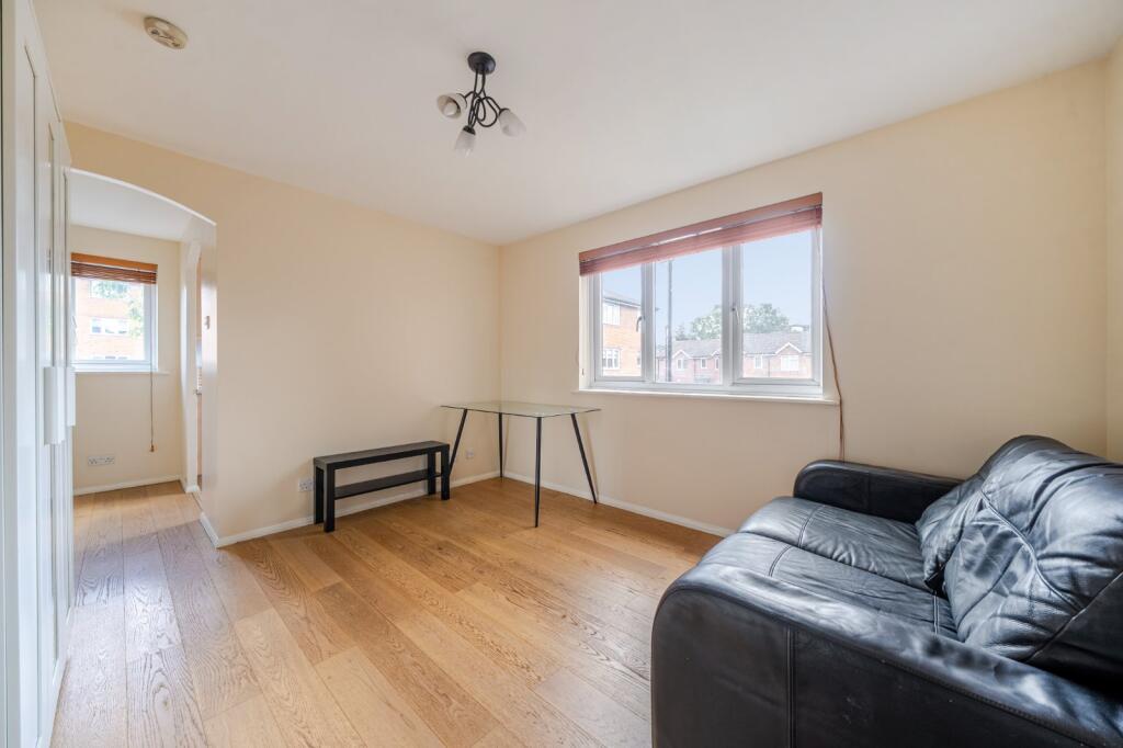 4 bed 1st Floor Flat for rent in London. From Kinleigh Folkard & Hayward - Sales - Canada Water