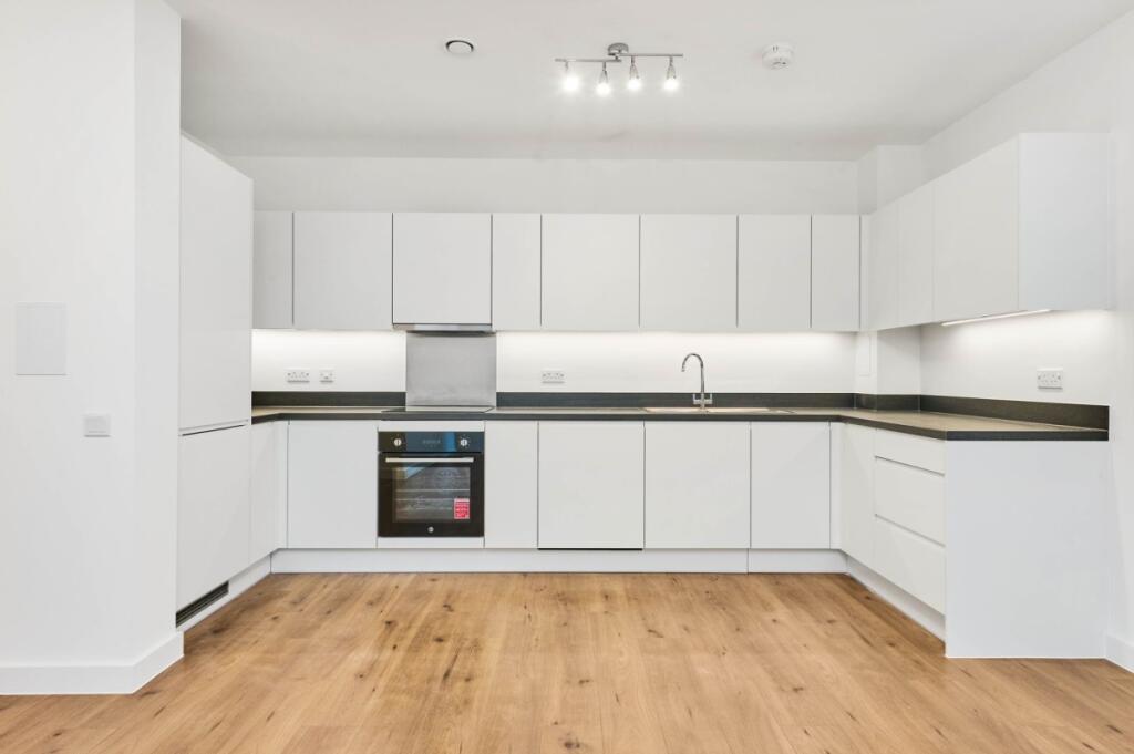 2 bed 1st Floor Flat for rent in Dagenham. From Kinleigh Folkard & Hayward - Sales - Canada Water