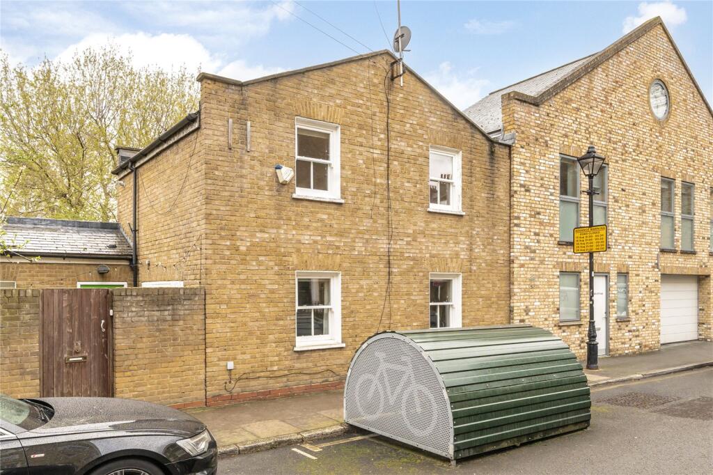 2 bed Detached for rent in London. From Keatons - Bow