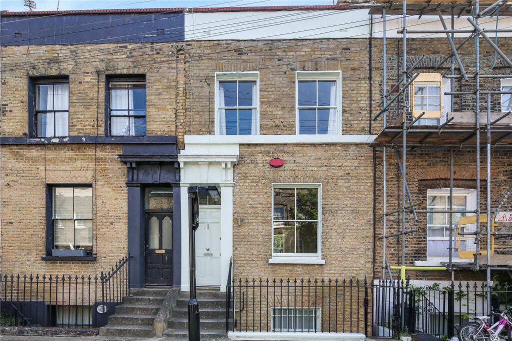2 bed Mid Terraced House for rent in London. From Keatons - Bow