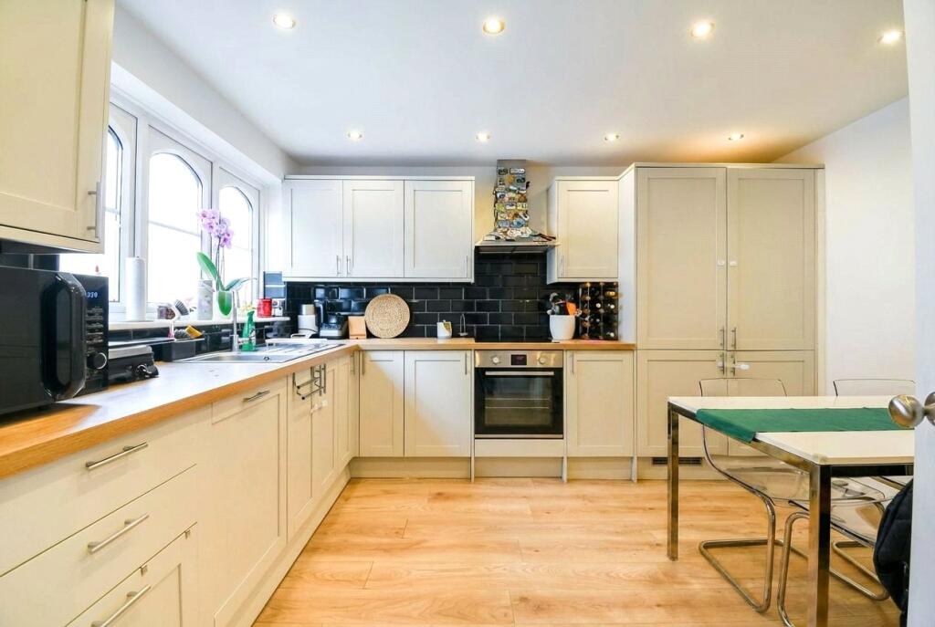 4 bed Semi Detached for rent in Newbury. From Jones Robinson - Newbury