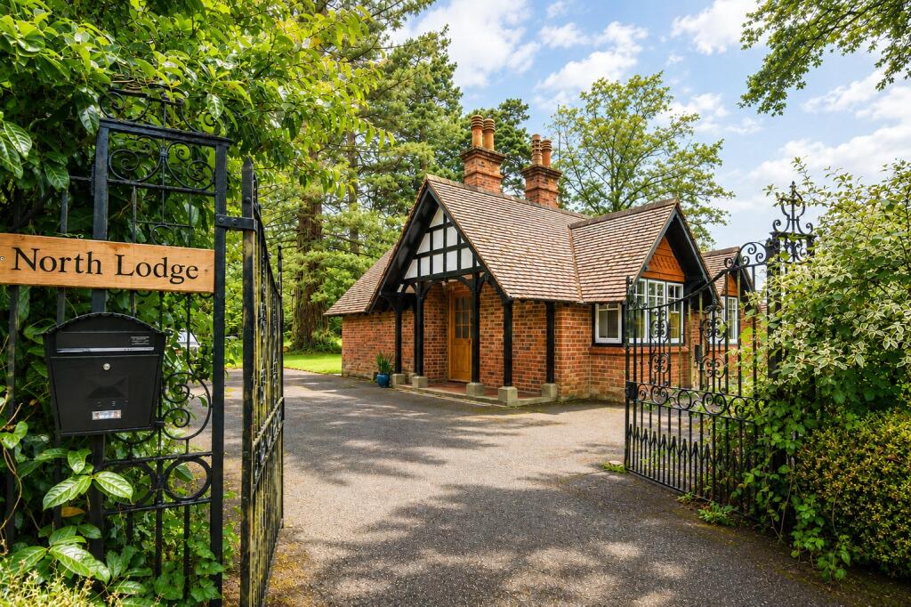 2 bed Detached bungalow for rent in Woolton Hill. From Jones Robinson - Newbury
