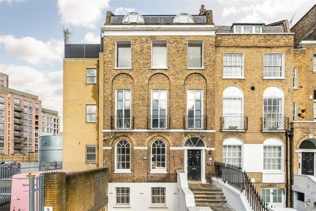 3 bed 1st Floor Flat for rent in London. From Kinleigh Folkard & Hayward - Sales - Kennington 3 bed 1st Floor Flat for rent in London. From Kinleigh Folkard & Hayward - Sales - Kennington