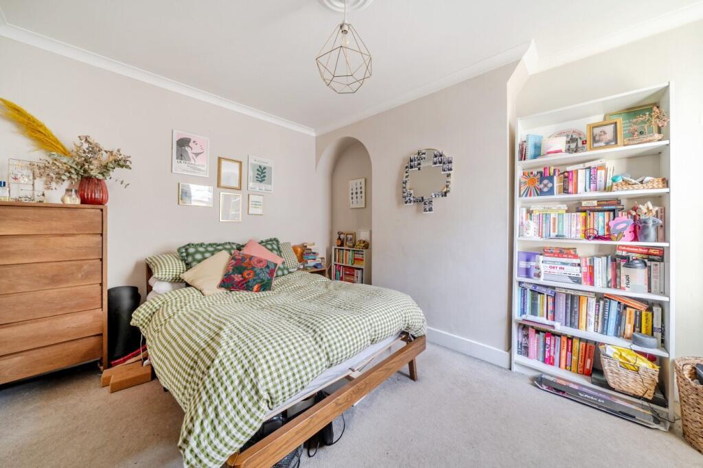 2 bed 1st Floor Flat for rent in London. From Kinleigh Folkard & Hayward - Sales - Kennington