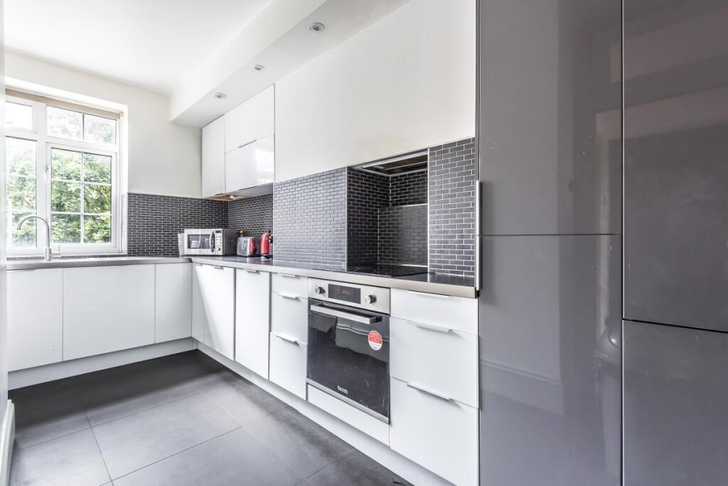 3 bed 1st Floor Flat for rent in Clapham. From Kinleigh Folkard & Hayward - Sales - Kennington 3 bed 1st Floor Flat for rent in Clapham. From Kinleigh Folkard & Hayward - Sales - Kennington