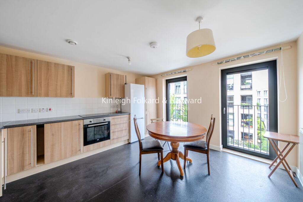 3 bed 1st Floor Flat for rent in London. From Kinleigh Folkard & Hayward - Sales - Kennington