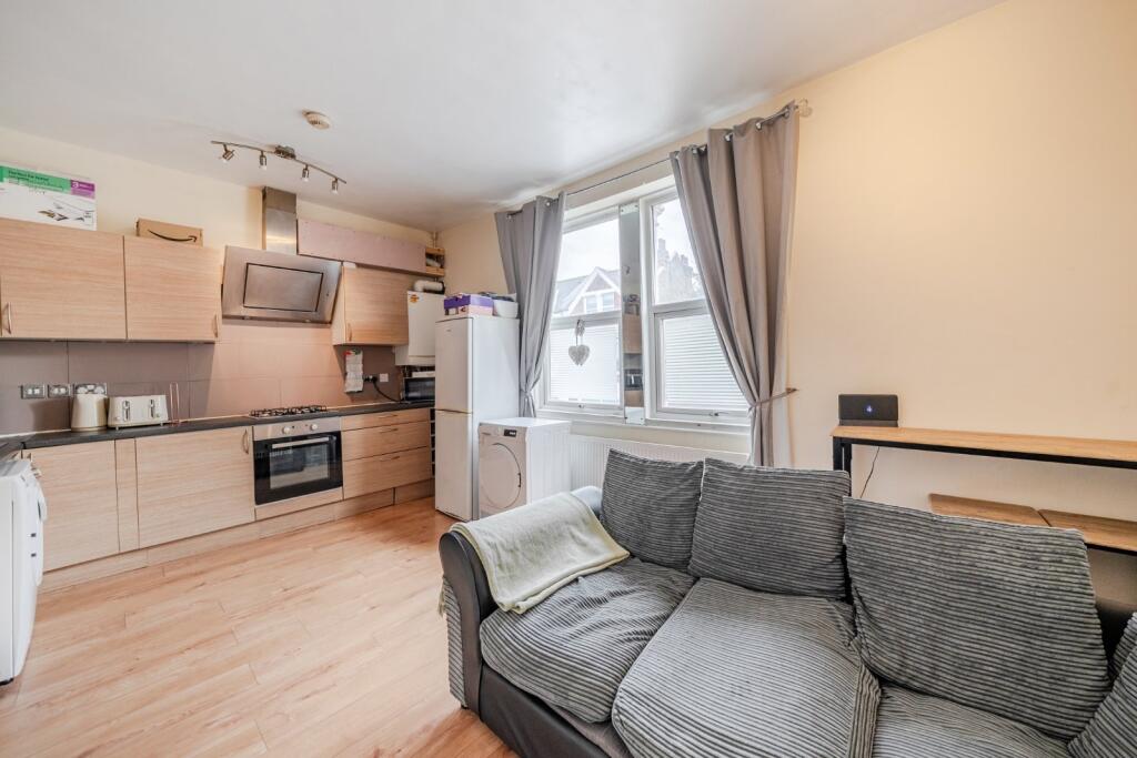 2 bed 1st Floor Flat for rent in London. From Kinleigh Folkard & Hayward - Lettings - Earlsfield