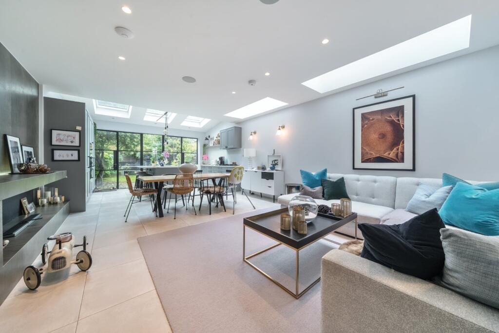 5 bed Mid Terraced House for rent in London. From Kinleigh Folkard & Hayward - Lettings - Earlsfield