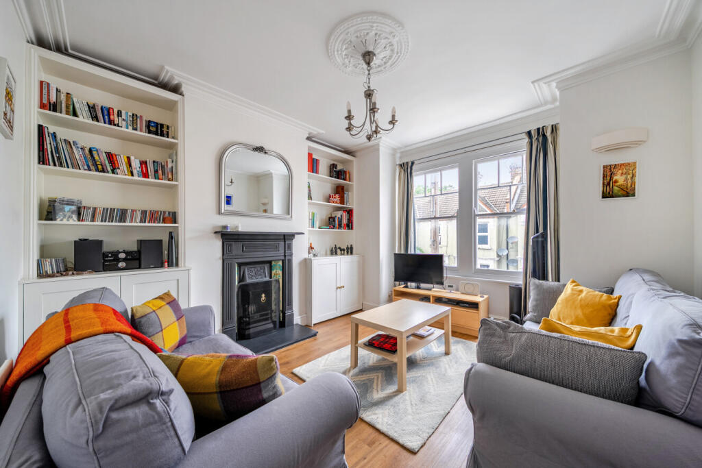 2 bed 1st Floor Flat for rent in London. From Kinleigh Folkard & Hayward - Lettings - Earlsfield