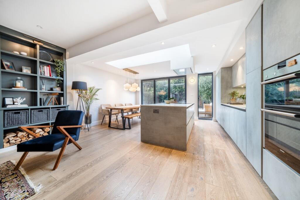 4 bed Detached for rent in London. From Kinleigh Folkard & Hayward - Lettings - Earlsfield