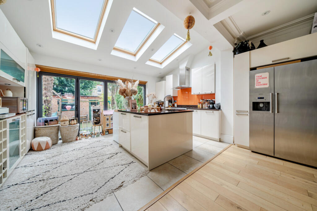 4 bed Detached for rent in Wimbledon. From Kinleigh Folkard & Hayward - Lettings - Earlsfield