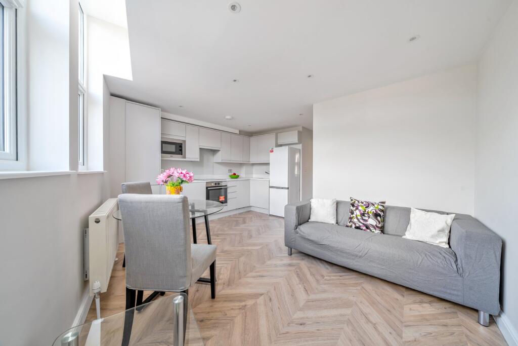 2 bed 1st Floor Flat for rent in Wandsworth. From Kinleigh Folkard & Hayward - Lettings - Earlsfield