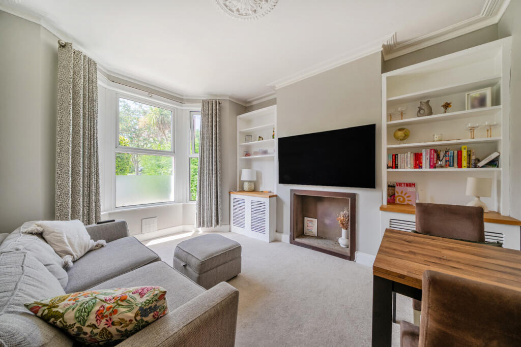 2 bed 1st Floor Flat for rent in Wandsworth. From Kinleigh Folkard & Hayward - Lettings - Earlsfield