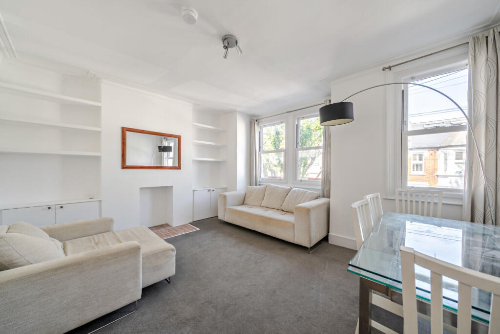 3 bed 1st Floor Flat for rent in Wandsworth. From Kinleigh Folkard & Hayward - Lettings - Earlsfield