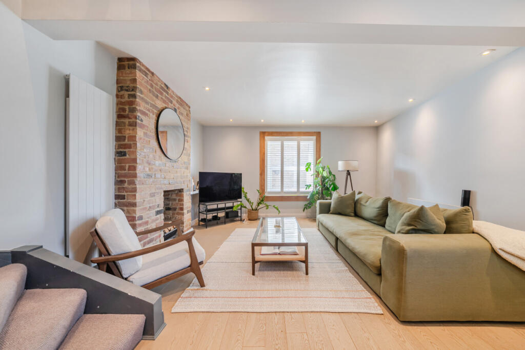 2 bed 1st Floor Flat for rent in Wandsworth. From Kinleigh Folkard & Hayward - Lettings - Earlsfield