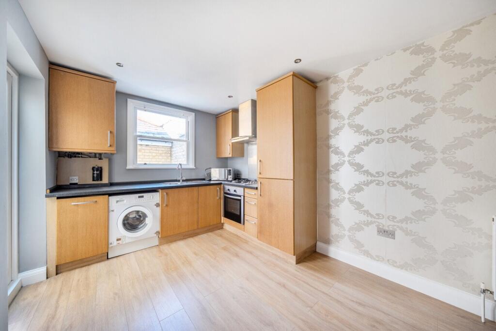 1 bed 1st Floor Flat for rent in London. From Kinleigh Folkard & Hayward - Lettings - Earlsfield