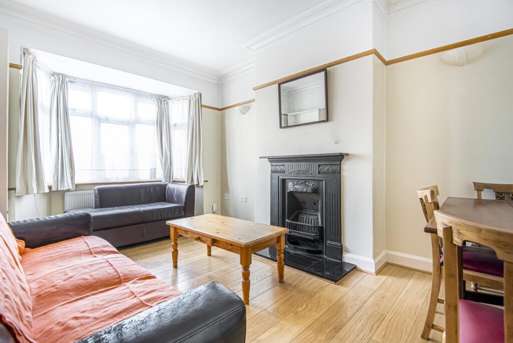 3 bed Annexe for rent in London. From Kinleigh Folkard & Hayward - Lettings - Earlsfield 3 bed Annexe for rent in London. From Kinleigh Folkard & Hayward - Lettings - Earlsfield