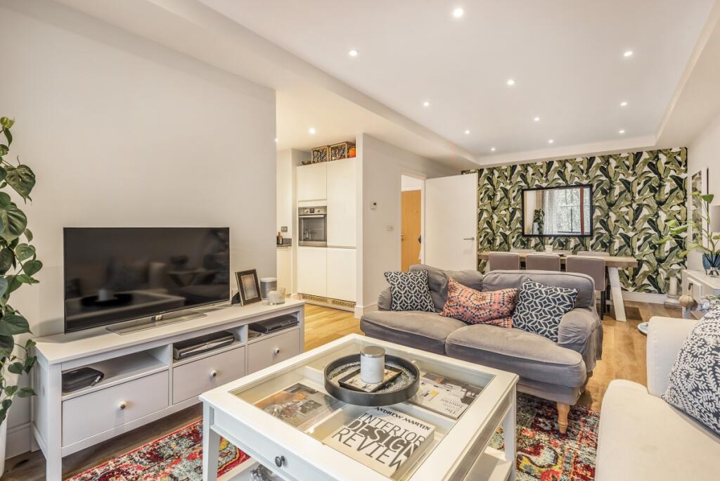 3 bed 1st Floor Flat for rent in Wandsworth. From Kinleigh Folkard & Hayward - Lettings - Earlsfield