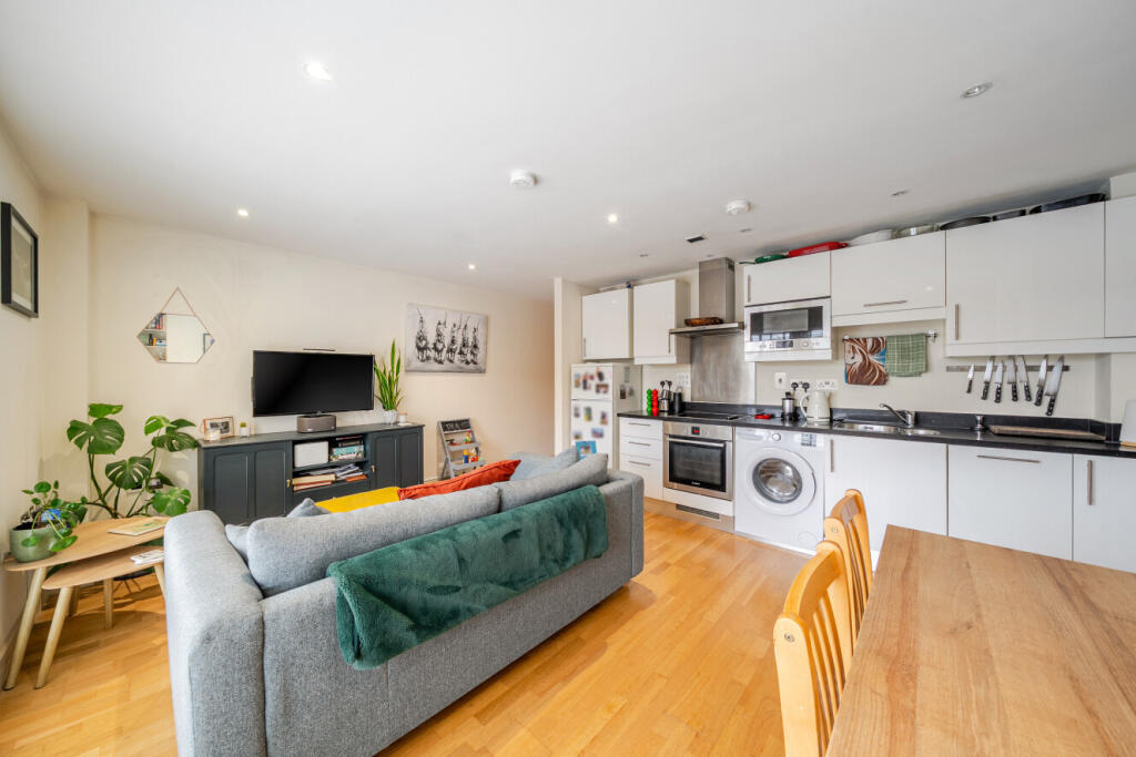 2 bed 1st Floor Flat for rent in London. From Kinleigh Folkard & Hayward - Lettings - Earlsfield