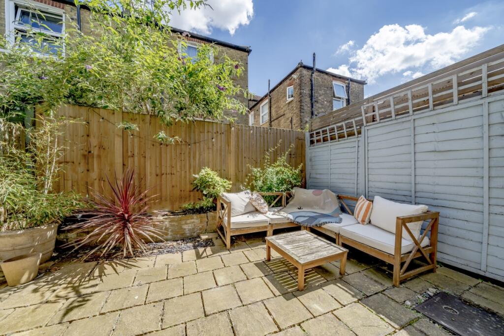 2 bed 1st Floor Flat for rent in Wandsworth. From Kinleigh Folkard & Hayward - Lettings - Earlsfield