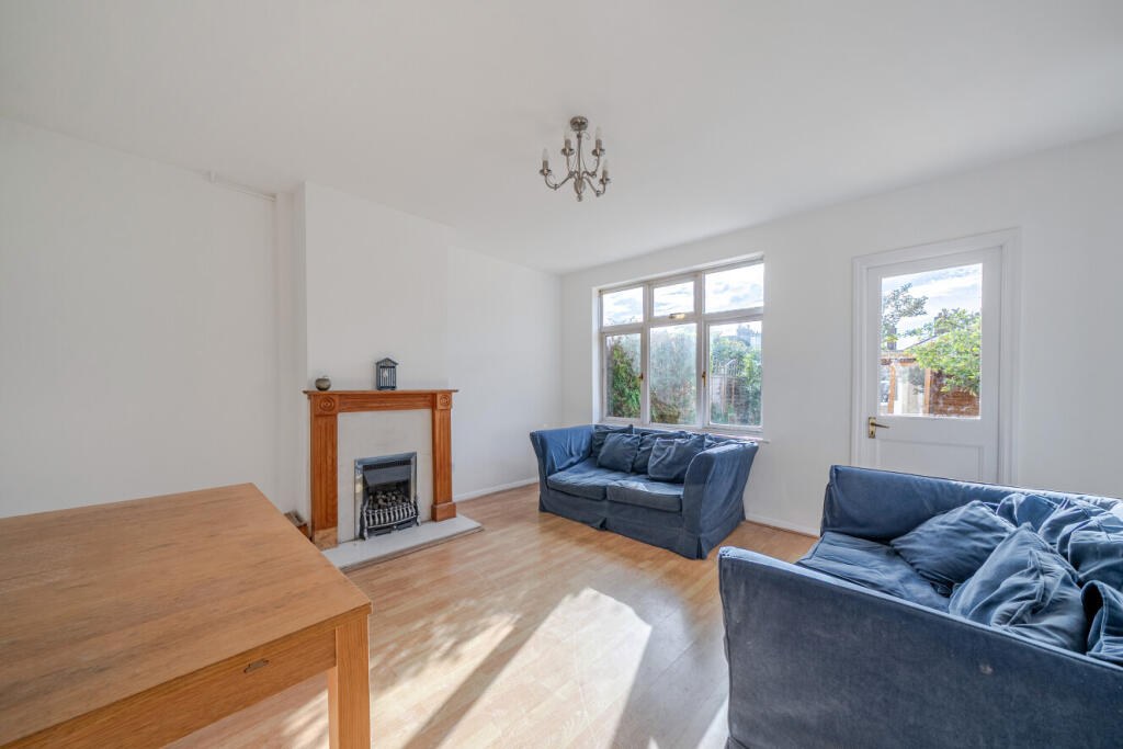 4 bed Detached for rent in Wandsworth. From Kinleigh Folkard & Hayward - Lettings - Earlsfield