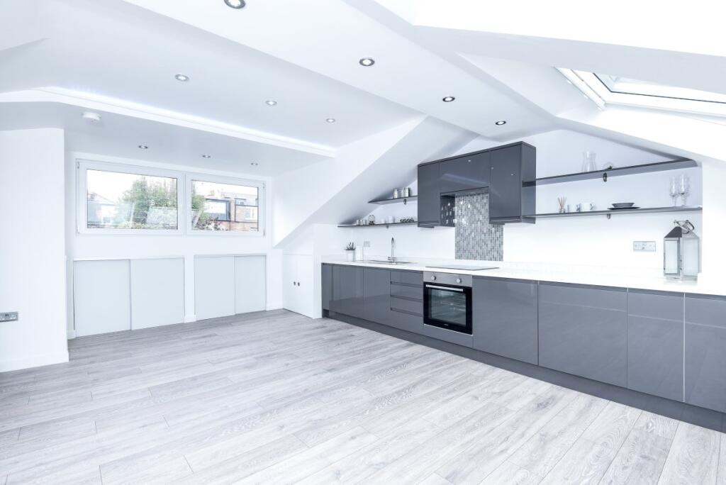 2 bed Mid Terraced House for rent in London. From Kinleigh Folkard & Hayward - Sales - Muswell Hill